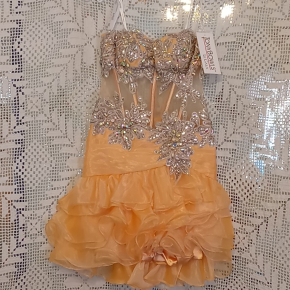 Tony Bowls Dresses & Skirts - Short formal dress